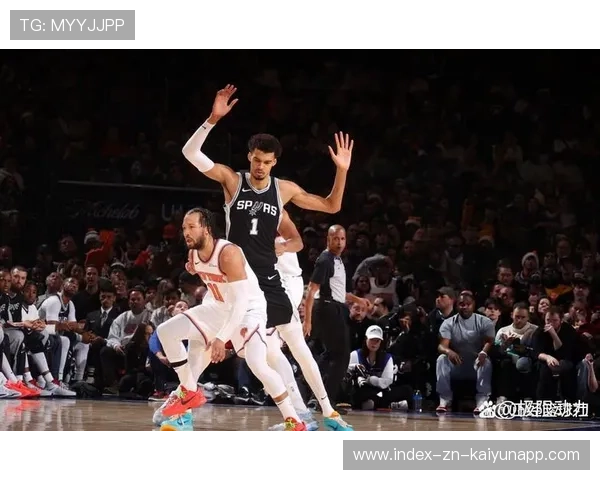 文班亚马低位单打，马刺锋线霸气十足