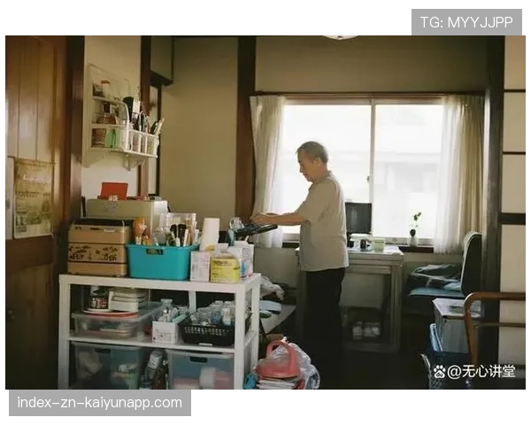 洗衣房的门背后是山一样的脏衣服，洗衣房用什么门